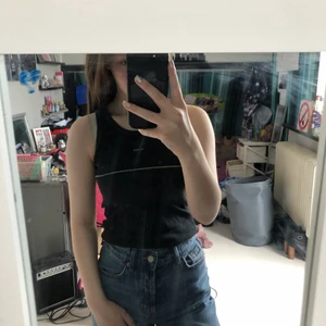 Svart linne, Barn - Svart linne med gråt sträck under brösten, storlek 130, 100% bomull-cotton. Från Joha, Växt ur linnet men älska det när det passade.