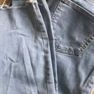 Skit snygga ljusblå ankel jeans med slit detaljer. De är lågmidjade och i nyskick då jg endast använt de 1 gång. Köparen står för frakt.