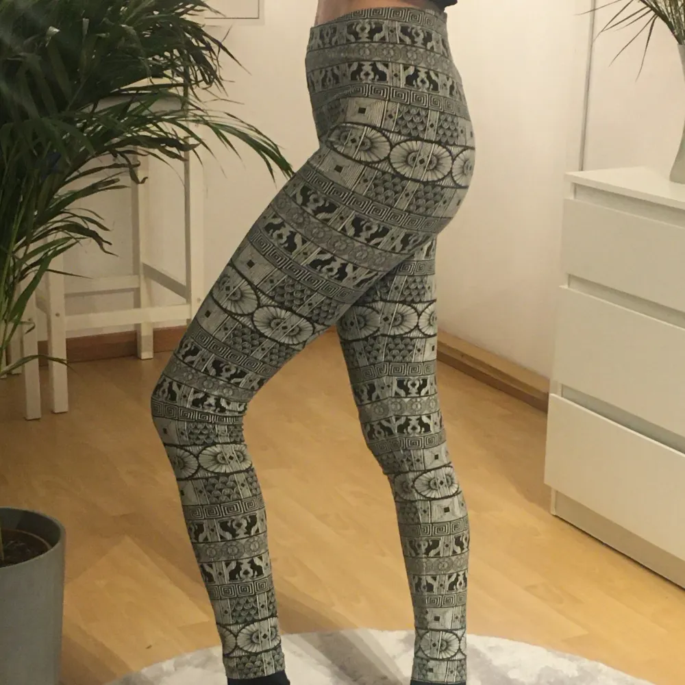 Mönstrade vit och svarta tights / leggings 🖤🤍. Övrigt.