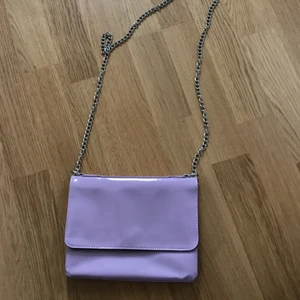 Väska från Monki - Väska i lila lack från Monki 