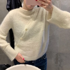 Stickad tröja - Såå fin stickad tröja med diagonal knäppning ifrån nakd. Den är knappt använd och i superbra skick. Storlek s men passar nog även en xs & m. 💕