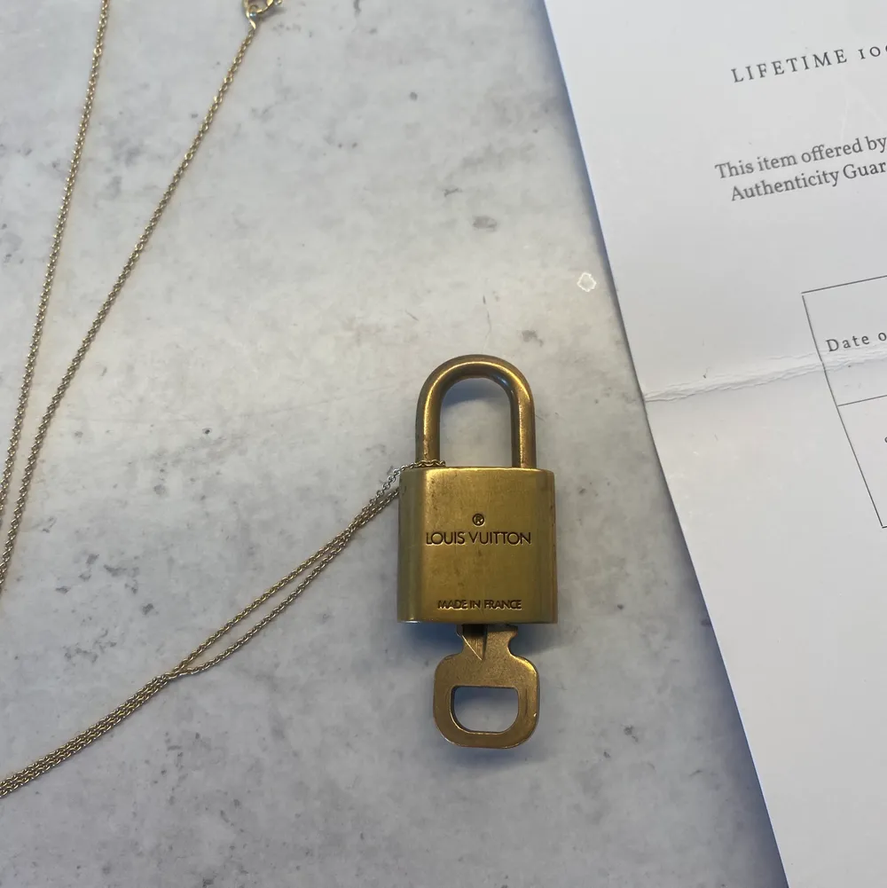 Guldigt Louis Vuitton halsband hänglås, köpt för 1900kr på the vintage bar 2019. Accessoarer.