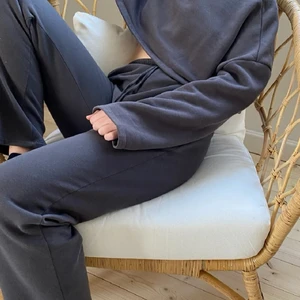 Lxa Mjukisset  - Supersnyggt grått Mjukisset från LXA, köpt här på plick men tyvärr för stort för mig :'( Tröjan är i storlek S och byxorna i M, om flera är intresserade är det budgivning ❤️