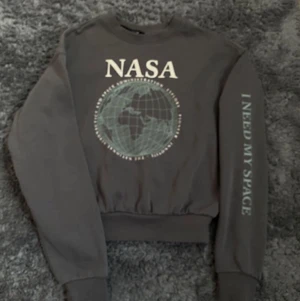 Grå sweatshirt  - Grå nasa sweatshirt från H&M i strl Xs, säljer pga att den inte används längre! (Använd fåtal gånger)