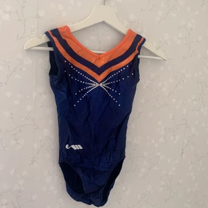 Gymnastikdräkt från Cristian Moreau - Väldigt fin gymnastikdräkt i storlek AXS från märket Cristian Moreau. Dräkten är i väldigt fint skick! Tvättas innan den fraktas
