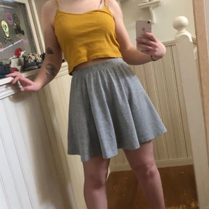 Grå kjol - ”Flowy” ljusgrå kjol från BikBok i storlek S. Möts upp i norra Värmland eller postas 😚🤍
