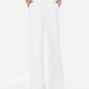 Superfina vida byxor - Vida vita byxor från VeroModa i Storlek S/32! Aldrig använda och prislapp finns kvar🤍 