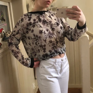 Blommig blus - Halvgenomskinlig blommig blus från H&M. Haft den flera år men använt sällan. Jätteskön en fin sommarkväll! Möts upp i norra Värmland eller postas 😚🤍