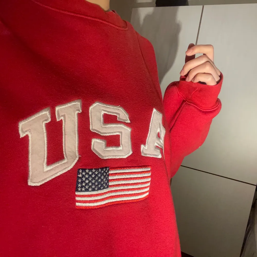 fin oversized röd USA crewneck/sweatshirt🥰 snygg till breda jeans osv. jag är S, 172cm och den sitter så på mig men passar nästan alla eftersom den är XL (skriv privat för frågor)ej smutsig, bara spegeln. Tröjor & Koftor.