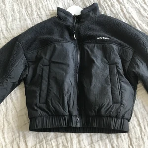 iets frans... jacka - Jacka från iets frans, köpt på urban outfitters förra året. Storlek XS men passar även mig som är S. Knappt använd, max 5 gånger. Fleece på insidan. Croppad i modellen 🥰