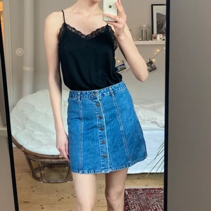 Jeanskjol Pull&Bear strl L - Smickrande jeanskjol från Pull&Bear strl L. Ses på en lång strl 38 på bilden. Mycket gott skick! Säljes då den inte kommer till användning längre. Fler bilder kan ordnas vid intresse. 