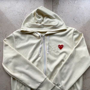 CDG Tröja Cream Zip-Up - Cream CDG Tröja Med Zip Up. Comme des garcons