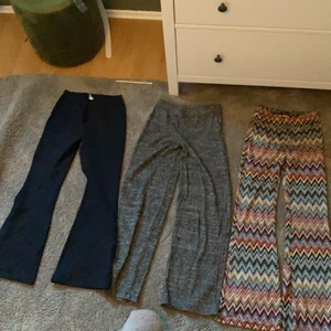 Säljer byxor - Hejsan! Säljer dessa tights! 1 par=40kr 2par=70kr 3par=100kr. De svarta är i storlek 158/164. De randiga är i strlk 152 och de grå är i strlk 146/152.❤️