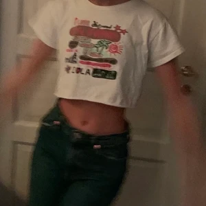 Magtröja med tryck - Jättecool magtröja med tryck på! Storlek XS/S. Köpt på HUMANA, säljer BILLIGT! Frakten kostar 24kr men bjuder på de 4kr (woaw) ✨✨ Så allt tillsammans blir alltså 100kr om du inte har möjlighet att mötas i Kalmar.