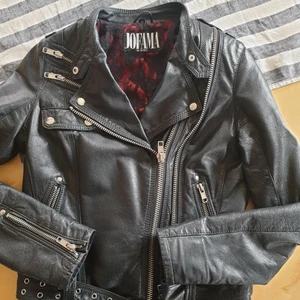 JOFAMA BY KENZA skinnjacka  - Säljer min mammas gamla skinnjacka från Jofama by Kenza i storlek 38⭐️ Bra skick eftersom den inte är så använd. Nypris är mellan 2000-3000⚡️.                                    ❗️priset kan diskuteras❗️