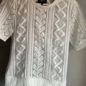 Super fin topp - Super söt och snygg topp! Passar perfekt nu inför vår och sommar❣️Storlek S❣️ Kontakta mig om du har frågor;)