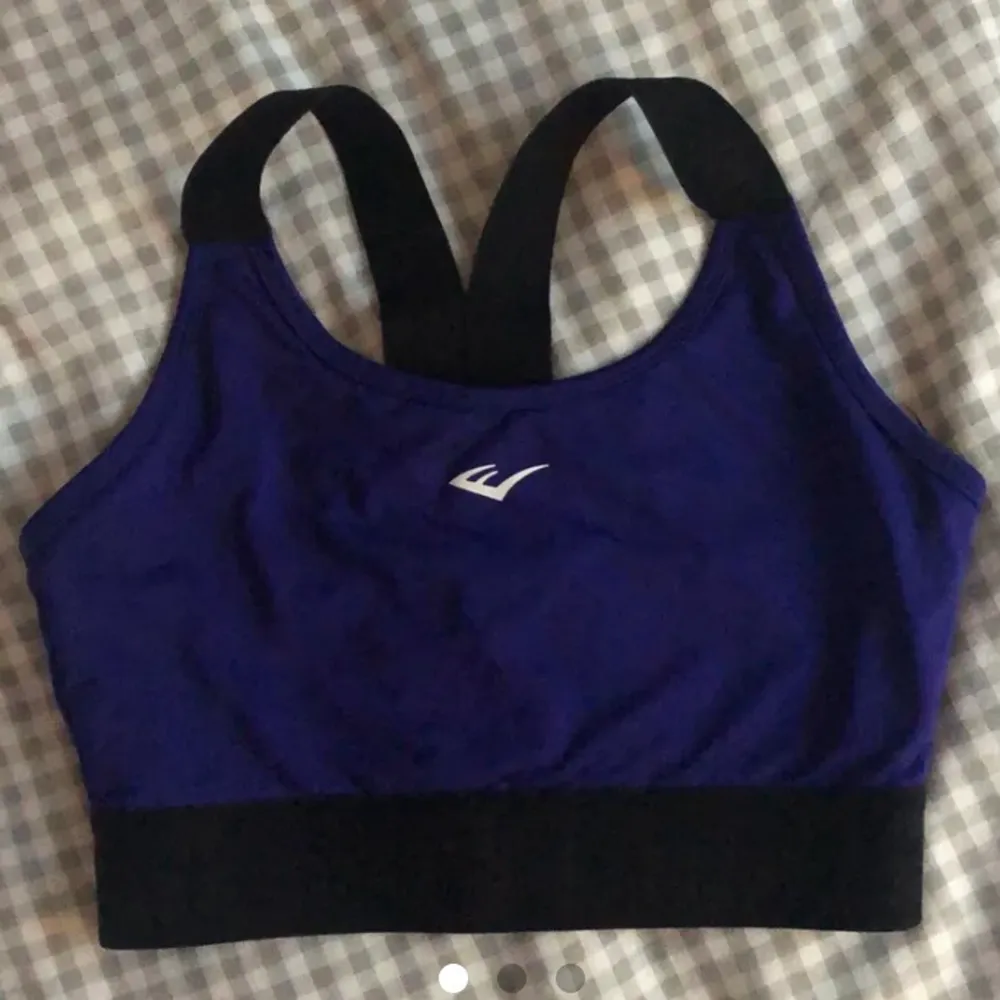 Barely use sports bra bought from SPORTS DIRECT, from USA PRO (red) and EVERLAST (purple). Bought for 200kr each. Selling for 150kr BOTH. . Toppar.