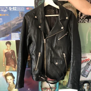 Skinnjacka - Säljer denna snygga skinnjacka från crocker! Bra skick 🙏 Nypris: 1999kr. Fraktar för 66kr (spårbart) eller möts upp i Stockholm 