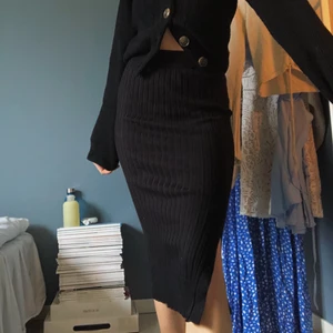 Ribbstickad svart kjol  - Jätteskön ribbad svart kjol från Gina Tricot! Midi-lång med en slits i ena sidan, storlek xs. Aldrig använd!🤎