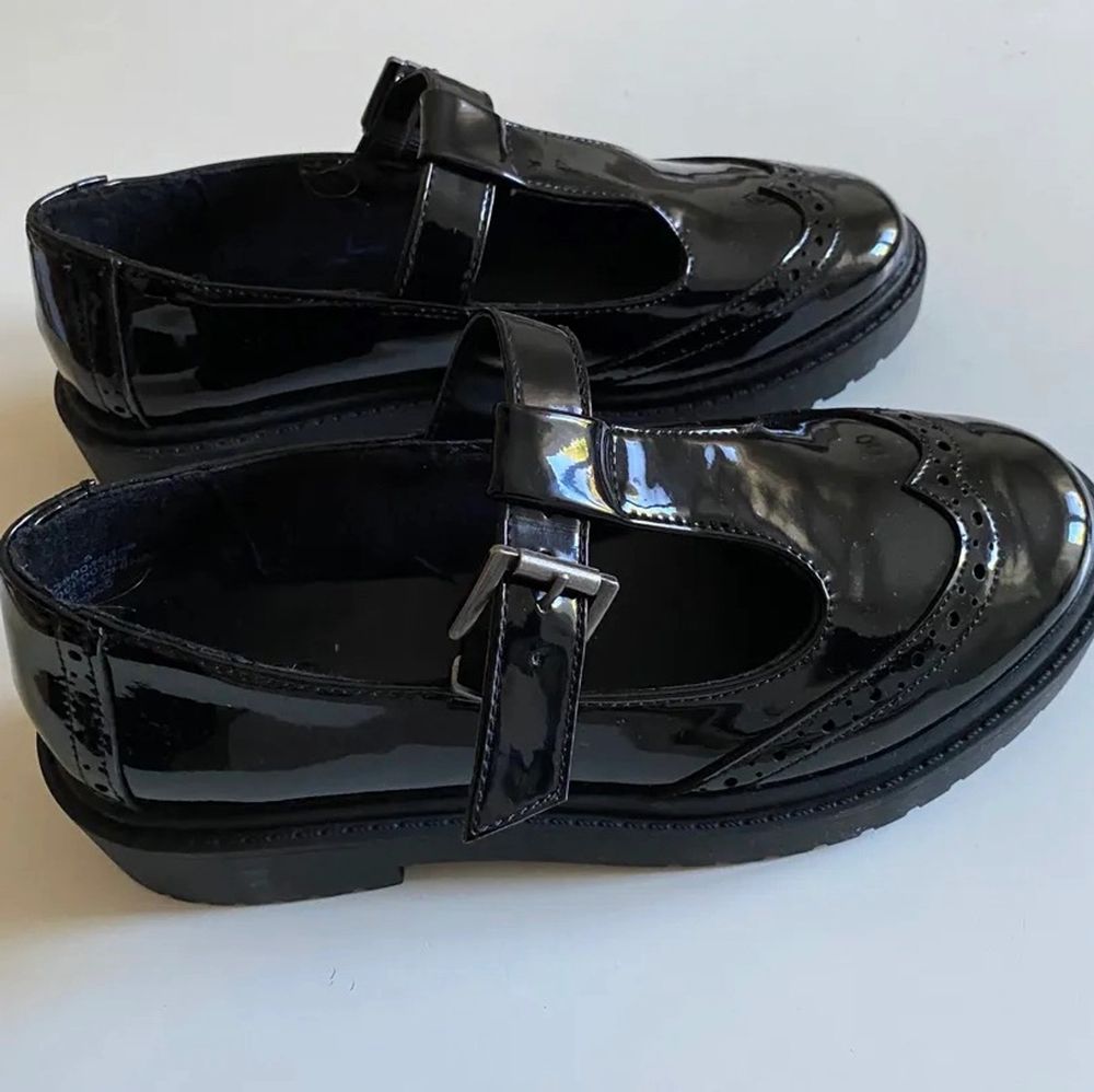 Säljer dessa skor, HELT OANVÄNDA. Älskar dom! Men de var tyvärr för små frakt: 66kr💞 . Skor.
