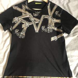 Versace t-shirt i Bästa skick st S, säljer idag för 400kr, ordinarie pris 1900kr