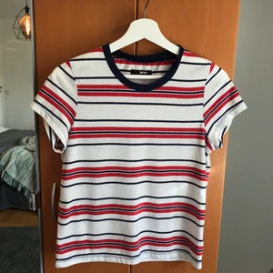 T-shirt  - Randig t-shirt från BikBok, säger eftersom den har blivit för liten. Storlek S. Sparsamt använd. 