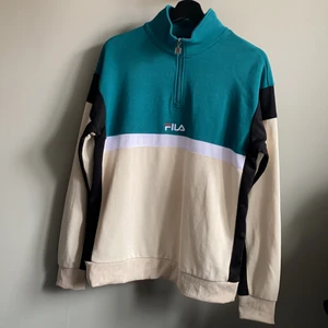 Fila - Fila tröja storlek M. Kollar intresset på min Fila tröja, om ni är intresserade så kan ni lämna bud i kommentarsfältet 