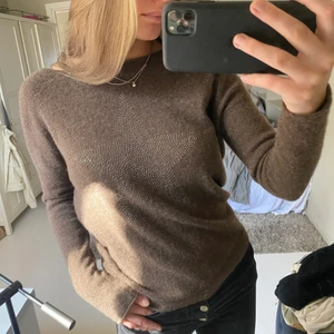 Casemere tröja  - Säljer en brun chasmere tröja med tryck där framme. Jätteskön och perfekt kvalite! I storlek S. Frakten betalar köparen, buda! 