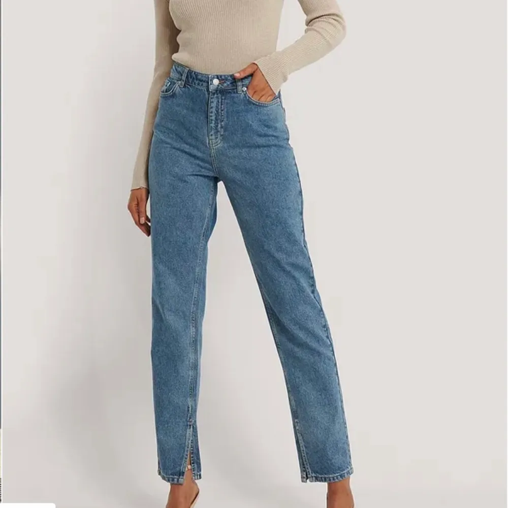 Blåa jeans med slits längst ned. Är knappt använda och är därför i bra skick.. Jeans & Byxor.