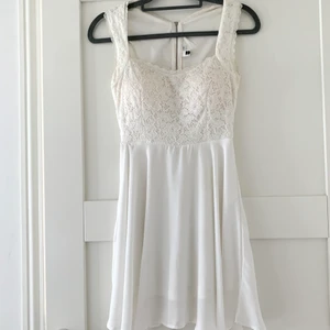 Klänning DM Retro - Vit klänning som passar perfekt till t ex skolavslutning eller student! Endast använd 1 gång!! Inköpt för några år sedan så finns inte kvar i sortiment. Nypris var ca 700 kr💕