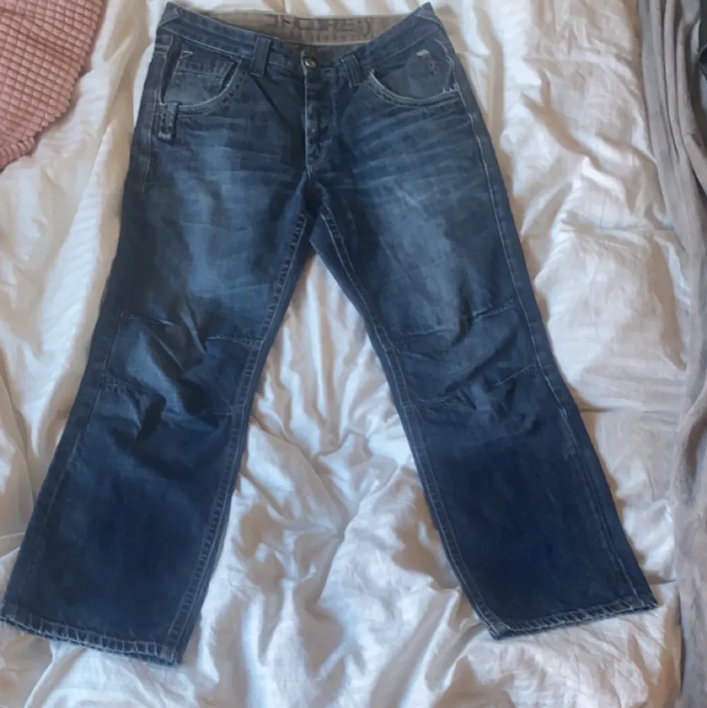 Blåa lågmidjade Dad Jeans från ett okänt märke. Sitter snyggt men lite korta på mig (jag är 172cm). Osäker på storleken men skulle gissa runt 38/40. Jeans & Byxor.