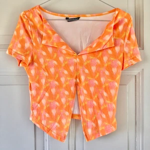 OTROLIGT fin sommartopp - Fick hem denna igår och då den TYVÄRR inte satt som jag hade tänkt på mig säljer jag den nu;( En sjukt fin topp i den mjukaste materialet. Perfekt till sommaren!☀️ Mönstret och färgerna är SÅ fina! Skulle säga att den passar en 34/36 snarare än 38. Köparen står för frakt!🧡
