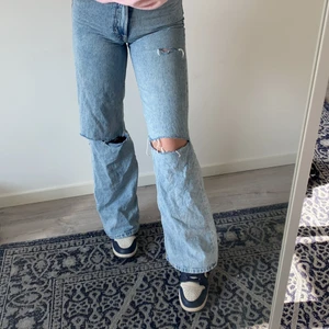 Jeans med hål - Supersnygga jeans som tyvärr börjar bli för små:/ storlek 32 ni får buda för dom, men har satt ett pris för 150 kr