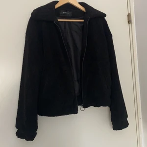 Skit snygg Teddy jacka  - En snygg teddy jacka från Stradivarius. Skitskön och en bra passform! Storlek M men passar mig som är XS/S💗🌸