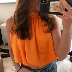 Zara topp - Super snygg topp från Zara som är i en stark orange färg. Köparen står för frakten💗