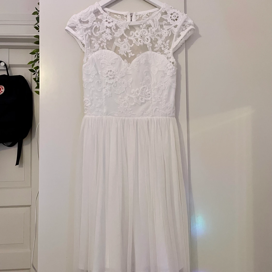 Vit klänning i spets och tyll  - 90