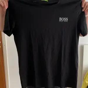En fin och stor Hugo Boss t shirt
