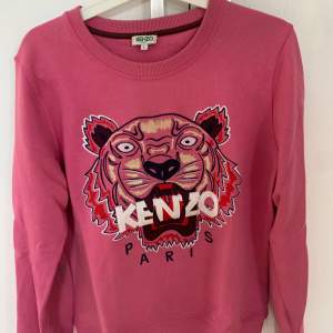 En rosa kenzo tröja i storlek L, använd fåtal gånger. Köpt för 2100 kr, säljer för 550 där frakt ingår.