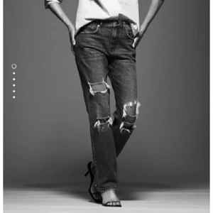 Jeans  - säljer mina gråa zara jeans med hål för att de inte kommer till användning!! Är sjukt snygga och sitter sjukt bra på! De är i storlek 40 men är väldigt små i storlek så passar till 38 och 36 också beroende på hur man vill att de ska sitta😌 Är 163 cm!!💞