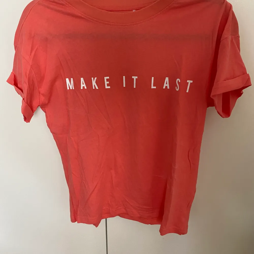 T-shirt i en fin coralrosa färg, använd ett fåtal gånger. Kan fraktas✨. T-shirts.