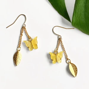 Örhängen med gula fjärilar och blad i ljus guld - 🌱Meadow necklace🌱 Gula emaljerade fjärilar som skimrar och glittrar✨ Metallen är ljus guld
