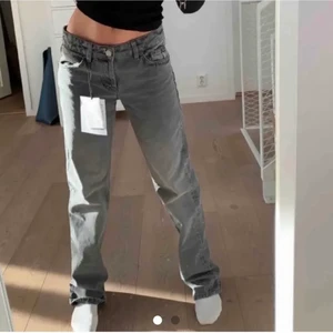 Zara jeans - INTRESSE KOLL! De snygga gråa straight jeansen från Zara med prislappen KVAR!🤩 Jag byter helst mot ett par likadana fast i strl 36💗.                     Buda på❗️.                                                                           Köp direkt för 700kr                                                  Nu har en person budat 550kr