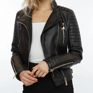 Chiquelle moto jacket - Säljer min fina moto jacket från chiquelle, då den inte kom till användning, använd ca 5 gånger. Den ser ut som helt ny. Köparen står för frakt. Skriv för fler bilder💞 stoleken passar mig som har 34, då blir den inte så tajt om man vill ha större tröjor under. nypris 799kr