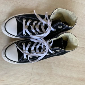 Converse skor - Ett par converse skor i storlek 39, använda ett par gånger men inte trasiga och rena. Kommer från ett djur och rökfritt hem.