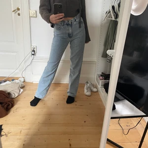 Blåa jeans ifrån NAKD storlek 36 - Superfina jeans i en fin Blå färg ifrån NAKD i storlek 36, Superbra längd och passform dessutom är de Jättesköna och i nyskick. Köpte för 500 kronor. 