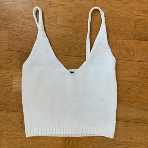 Vit tygtopp cropad - Jättefin vit tygtopp som jag inte använder längre. Ej genomskinlig och funkar bra till mycket. Har ej använt den mycket, kanske 1-3 gånger. 