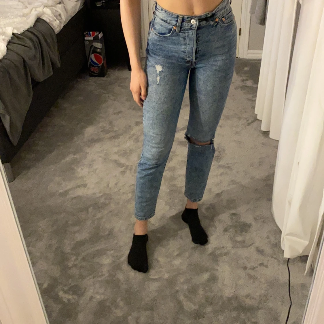 Blå mom jeans med slitningar - 91