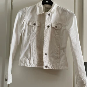 Vit jeansjacka - En vit, nästan helt oanvänd jeansjacka! Perfekt till våren med tjocktröja eller fina sommarkvällar ✨ hör av dig om du vill se fler bilder! 
