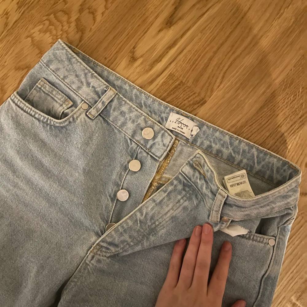 Säljer så de tyvärr blivit för små. Storlek 38, dåligt ljus på sista bilden, jeansen är som färgen på 1a och 2a bilden 💕 frakt kostar 66 kr med PostNord (spårbart). Jeans & Byxor.