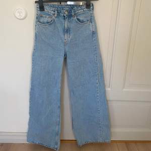 Säljer mina jeans från Weekday som är i ett fint skick. Nypris 600kr som jag nu säljer för 250kr. Är i samma modell som de beige jeansen. Köpare står för frakten. 
